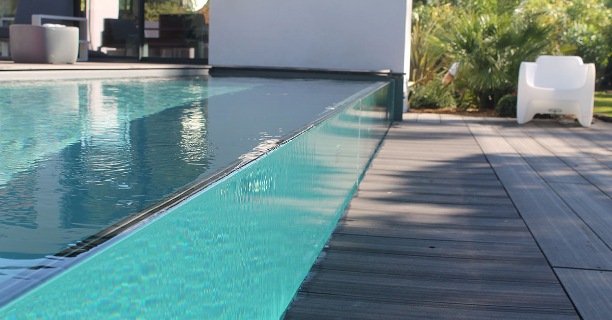 Piscine à débordement sur parois de verre | Piscines Carré Bleu